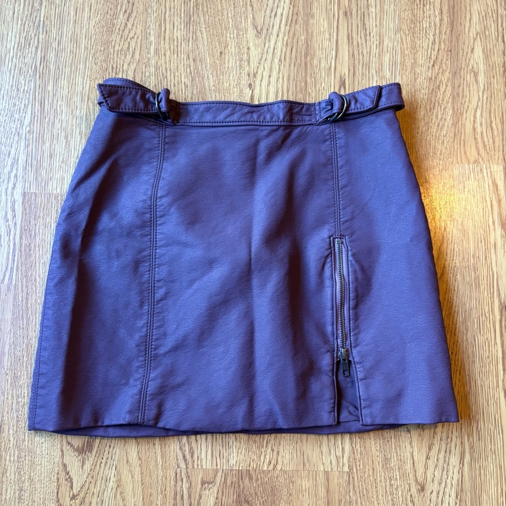 Free People purple mauve pleather vegan leather buckle detail mini skirt size 6
